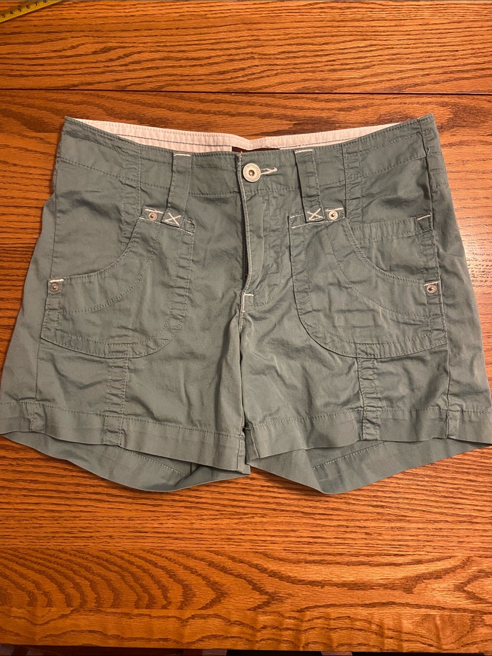 Lee Women's Green Lightweight Shorts with cute front pockets.  Size 10
